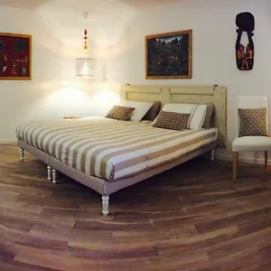https://a-casa-di-esther.emilia-romagnahotels.net